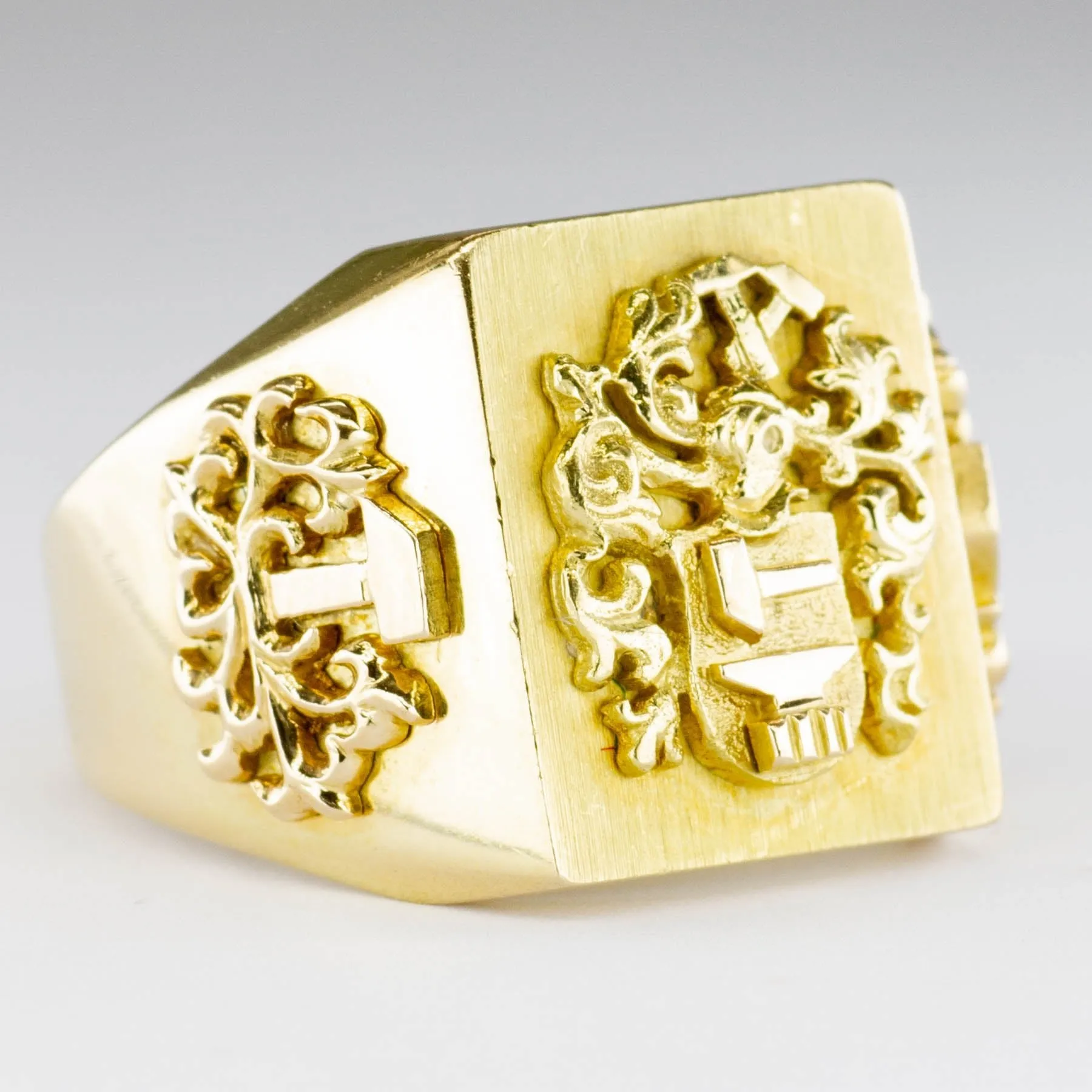 'Cavelti' Crest Signet Ring | SZ 9