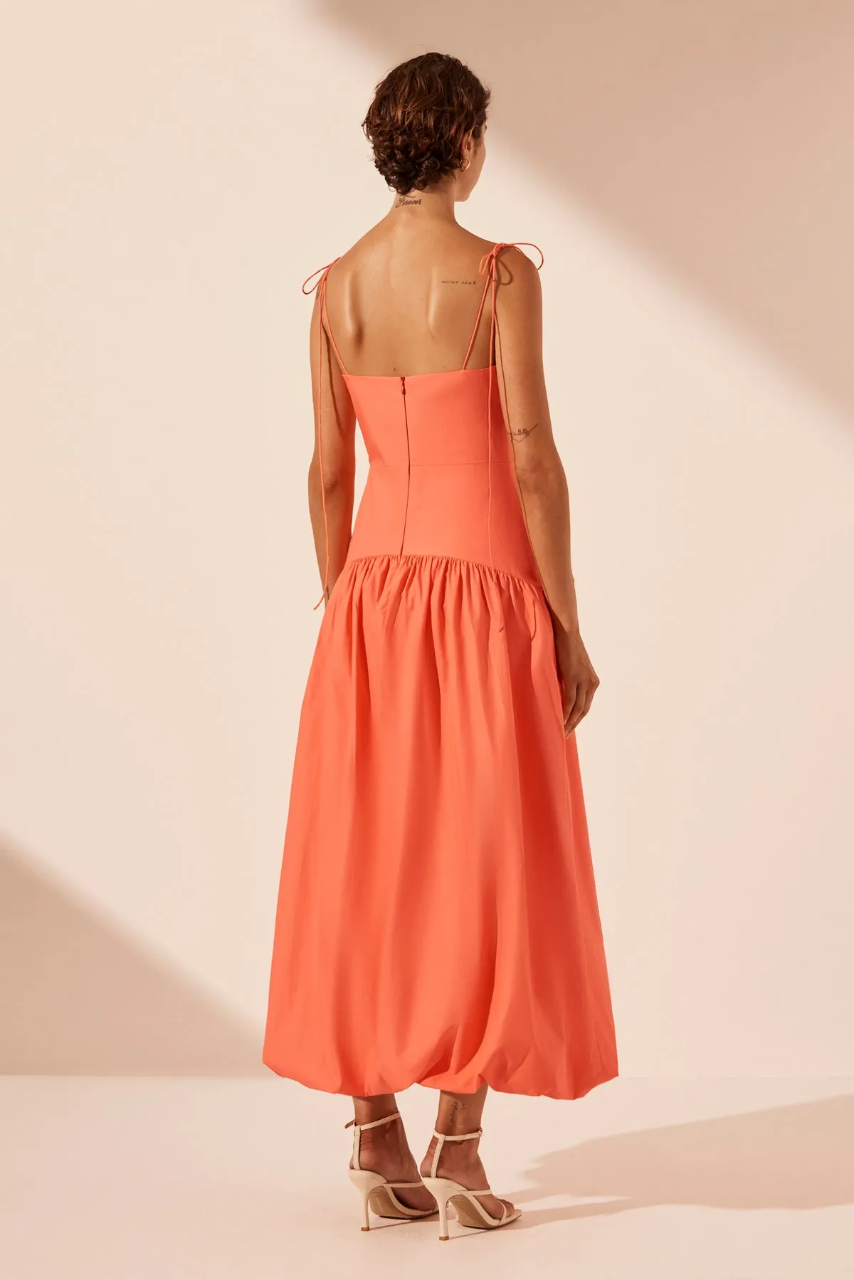 MAIORI GATHERED BUBBLE MIDI DRESS - CORAL